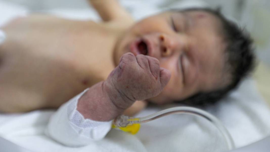 Deprem onu yetim ve öksüz bıraktı: Eye bebek için binlerce kişi sıraya girdi 7